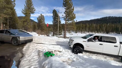 La Ford F-150 reçoit l&#039;aide du Cybertruck (image : Cars9to5/YT)