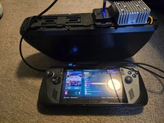 Un ASUS ROG Ally X connecté à une grosse batterie de vélo électrique à l'aide d'un convertisseur abaisseur de tension bricolé, démontrant un mod d'alimentation étendu réussi. (Image source : DoggoLord27 via r/ROGAlly)