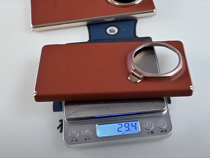 L'étui officiel du Honor Magic V5 pèse près de 30 g. (Source de l'image : Techtacle)