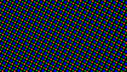 L'affichage externe utilise une matrice de sous-pixels RGGB composée d'une LED rouge, d'une LED bleue et de deux LED vertes.