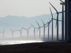Les éoliennes fournissent parfois trop d&#039;électricité, puis trop peu. (Image : pixabay/sonnydelrosario)