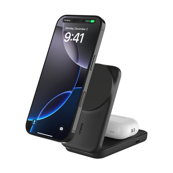 Le chargeur magnétique pliable 2-en-1 UltraCharge de Belkin en noir. (Source : Belkin)