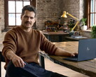 Henry Cavill assis à un bureau, un Googlebook à portée de main