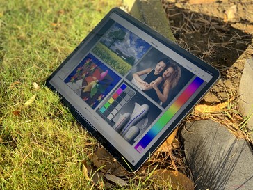Utilisation de la troisième génération d'iPad Pro 12.9 à l'extérieur au soleil d'automne.