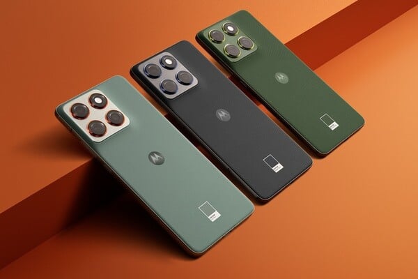 Le Motorola Edge 70 en Pantone Lily Pad, Pantone Gadget Grey et Pantone Bronze Green. (Source de l'image : Motorola)