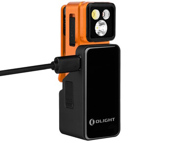 Les kits Olight Oclip 2 sont fournis avec des étuis de recharge de 1 000 mAh permettant de prolonger l'autonomie.
