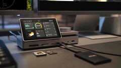 On ne peut guère faire mieux : le Pexarbolt Ultra est une station d'accueil Thunderbolt 5 dotée d'un écran tactile et proposant sans doute la gamme de ports la plus complète du marché.
