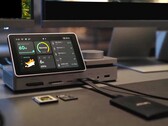 On ne peut guère faire mieux : le Pexarbolt Ultra est une station d'accueil Thunderbolt 5 dotée d'un écran tactile et proposant sans doute la gamme de ports la plus complète du marché.