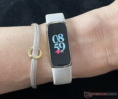 Le Fitbit Luxe est disponible pour moins de 100 $ US ces jours-ci. (Image source : NotebookCheck)