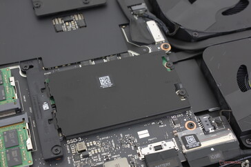Les emplacements PCIe5 SSD2 et SSD3 se trouvent sous le répartiteur de chaleur