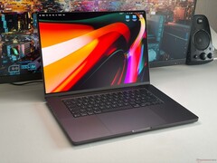 Au moins un MacBook Pro devrait recevoir le traitement OLED dans le courant de l'année ou au début de l'année prochaine.