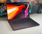 Au moins un MacBook Pro devrait recevoir le traitement OLED dans le courant de l'année ou au début de l'année prochaine.