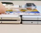 Le Galaxy Z Fold7 semble plus fin que la version blanc ivoire du Magic V5 ici, de droite à gauche. (Source de l'image : Ice Universe)