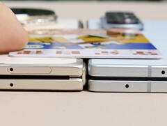 Le Galaxy Z Fold7 semble plus fin que la version blanc ivoire du Magic V5 ici, de droite à gauche. (Source de l&#039;image : Ice Universe)