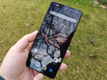 ROG Phone 9 Pro à l'extérieur (source d'image : Daniel Schmidt)