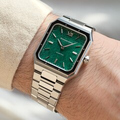 La Scarifour green jade est étanche à 50 m (50 bar) (Source : Benjamin James Watches)