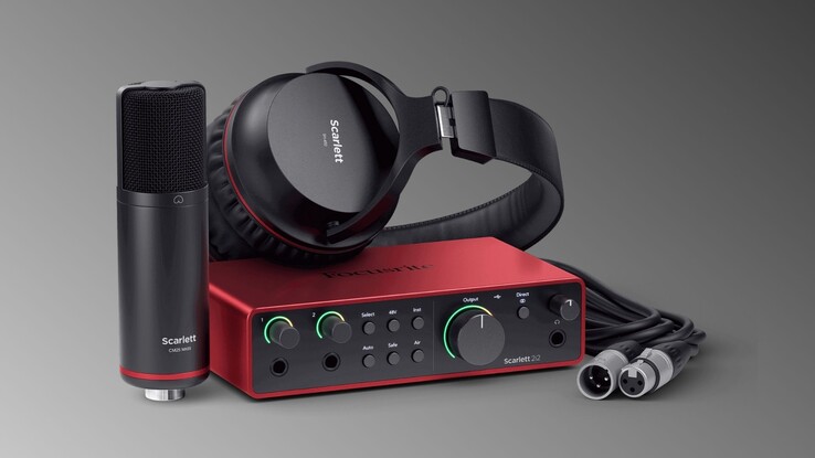 L'ensemble Scarlett 2i2 Studio comprend un microphone à condensateur et un casque de référence (Image Source : Focusrite)