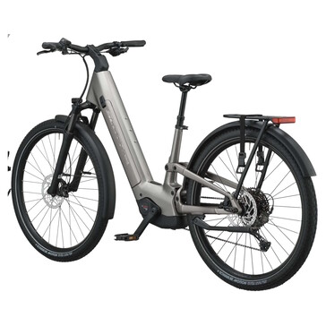 Le vélo est entièrement équipé pour une utilisation sur route
