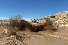 Un Cybertruck performant à trois moteurs aurait des performances tout-terrain impressionnantes. (Source de l&#039;image : Tesla)