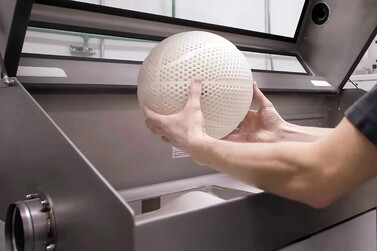 Une imprimante 3D à frittage sélectif par laser d'EOS est utilisée pour produire le ballon (Source d'image : Wilson)