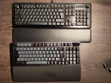 En comparaison directe avec le Turtle Beach Vulcan II, le ASUS ROG Azoth 96 HE semble très compact. (Source de l'image : Notebookcheck)