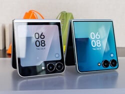Samsung Galaxy Z Flip7 (à droite) comparé au Flip7 FE (à gauche)