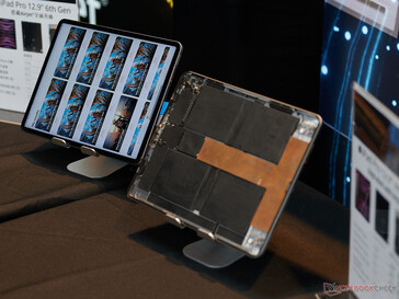 l'iPad Pro en fonctionnement et le modèle dont les composants internes ont été ouverts. (Photo : Andreas Sebayang/Notebookcheck.com)