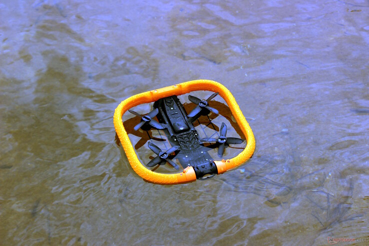 Lorsque l'HoverAir Aqua atterrit à l'envers dans l'eau...