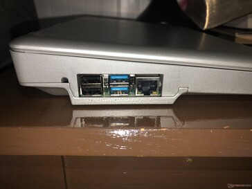A gauche : 2x USB 2, 2x USB 3.1 Gen 1 (5 Gbps), Gigabit Ethernet