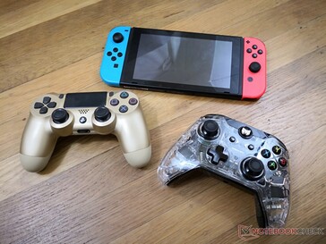Contrôleur Bigbig Won comparé au contrôleur PS4 et à la Switch