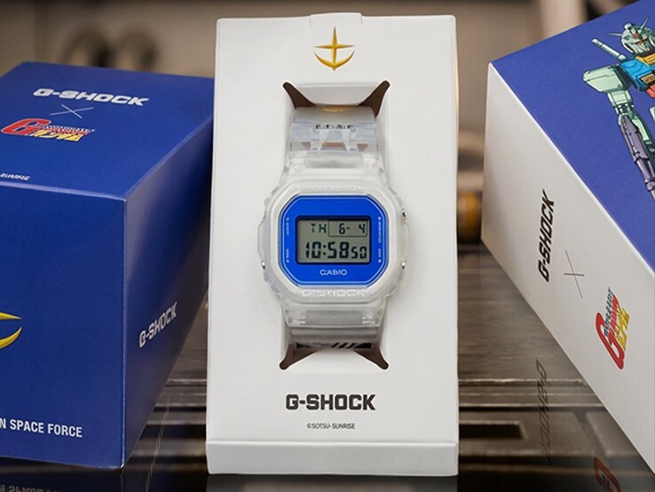 Casio G-Shock x Mobile Suit Gundam DW-5600 avec boîtier et bracelet transparents, lunette bleue, marque E.F.S.F. et emballage collector avec illustration Gundam.