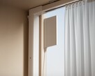 Le Linptech Smart Curtain Motor C4 se recharge grâce à un panneau solaire. (Source de l'image : Xiaomi)