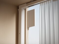 Le Linptech Smart Curtain Motor C4 se recharge grâce à un panneau solaire. (Source de l&#039;image : Xiaomi)