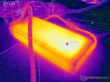 L’adaptateur secteur dépasse 53 C en jeu