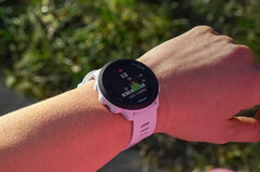 La rumeur veut que Garmin remplace la Forerunner 55 par la Forerunner 65 ou la Forerunner 165. (Source de l'image : Garmin)