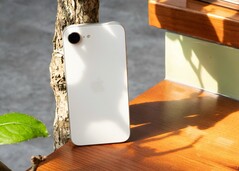 Appledans deux ans, l'iPhone à bas prix d'Apple recevra enfin une mise à jour de son écran, attendue depuis longtemps.