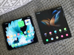 Le soi-disant iPhone Fold devrait ressembler davantage à l'Oppo Find N2 en termes de taille (à gauche) qu'aux récentes versions du Galaxy Z Fold. (Source de l'image : Digital Trends)