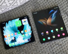 Le soi-disant iPhone Fold devrait ressembler davantage à l'Oppo Find N2 en termes de taille (à gauche) qu'aux récentes versions du Galaxy Z Fold. (Source de l'image : Digital Trends)