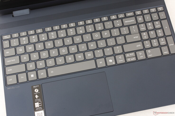 La course des touches est moins profonde que sur un ThinkPad, mais reste relativement ferme. Par ailleurs, le pavé tactile de 12 x 7,5 cm est suffisant, bien que légèrement étroit pour le déplacement vertical du curseur