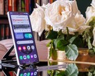Un Samsung Galaxy S25 Ultra posé à la verticale sur une table, avec un site web ouvert visible à l'écran