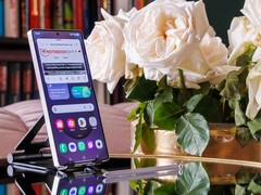 Un Samsung Galaxy S25 Ultra posé à la verticale sur une table, avec un site web ouvert visible à l'écran