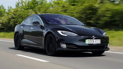 Cette Tesla au kilométrage élevé est toujours équipée de sa batterie et de son moteur d'origine (Image source : Autotrader/YT)