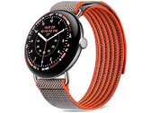 La montre est dotée d’un boîtier de 45 mm en « Satin Pyrite » et d’un bracelet « Performance Loop » de couleur « Rye » doté d’un revêtement hydrofuge.