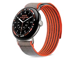 La montre est dotée d’un boîtier de 45 mm en « Satin Pyrite » et d’un bracelet « Performance Loop » de couleur « Rye » doté d’un revêtement hydrofuge.