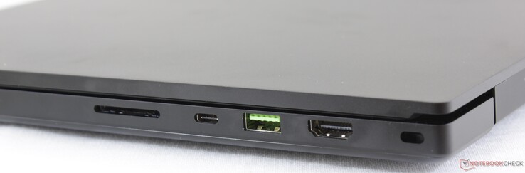 Côté droit : lecteur de carte SD UHS-III, USB C + Thunderbolt 3, USB 3.2 Gen. 2, HDMI 2.0b, verrou de sécurité Kensington.