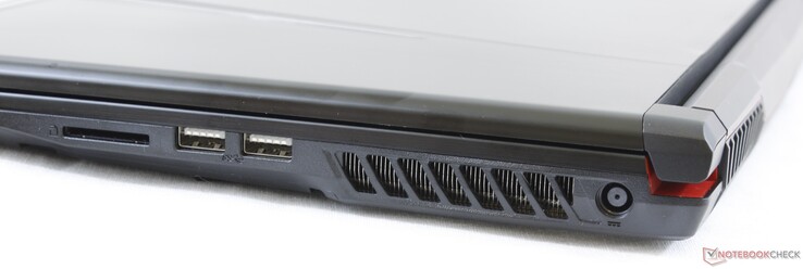Côté droit : lecteur de carte SD, 2 USB A 3.0, entrée secteur.