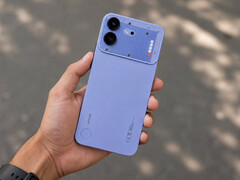 Le Nothing Phone (4b) en bleu.