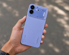 Le Nothing Phone (4b) en bleu.