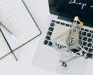 Mini-panier d'achat sur le clavier d'un ordinateur portable, avec la mention « Acheter maintenant » à l'écran