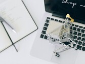 Mini-panier d'achat sur le clavier d'un ordinateur portable, avec la mention « Acheter maintenant » à l'écran